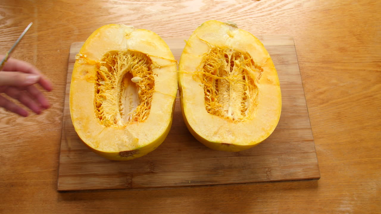 스파게티 스쿼시를 준비하는 사람