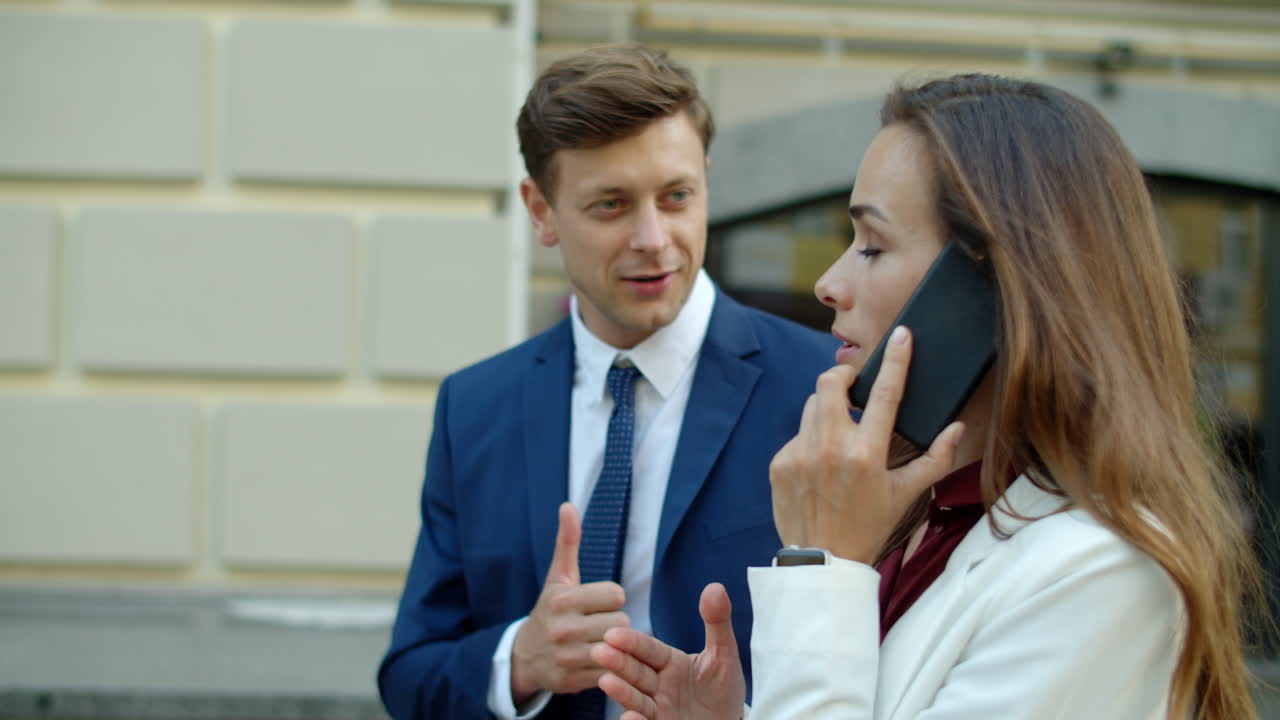 외부에서 프로젝트를 논의하는 즐거운 파트너들. 거리에서 일하는 행복한 동료들