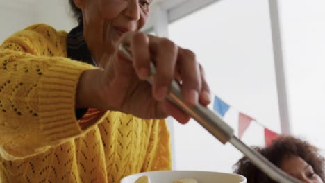 Familia-Multigeneracional-Teniendo-Comida-De-Celebración