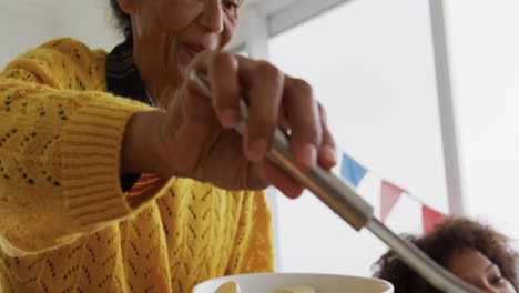 familia multigeneracional que tiene una comida de celebración