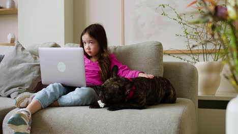 chica acariciando al perro en casa