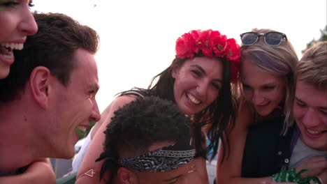 amigos jóvenes con espaldas de cerdo en un festival de música, primer plano