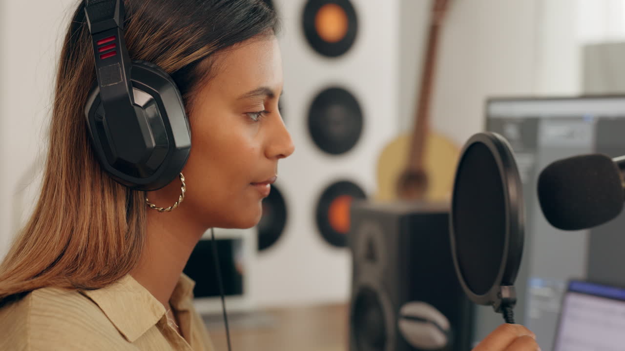 레코딩 스튜디오에서 여성, 가수 또는 음악가