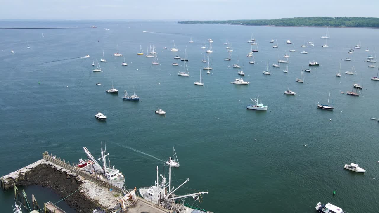 barcos atracados en la bahía en el puerto de rockland, maine | vista aérea panorámica | verano 2021