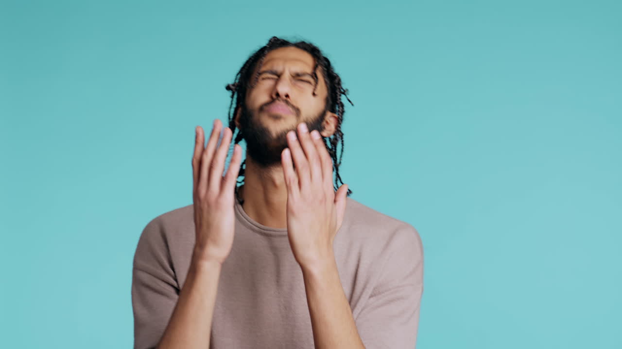 hombre piadoso orando a su dios, pidiendo perdón, sintiéndose desesperado, estudio