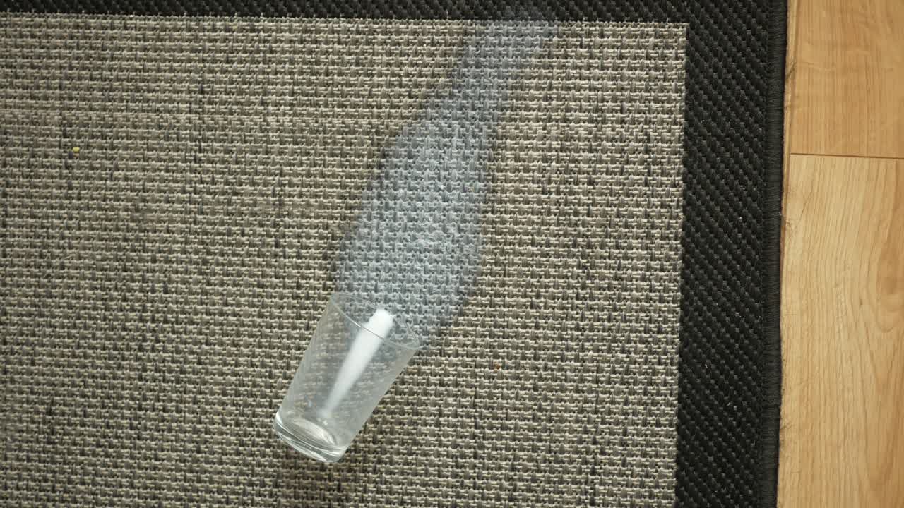 vidrio roto en una alfombra