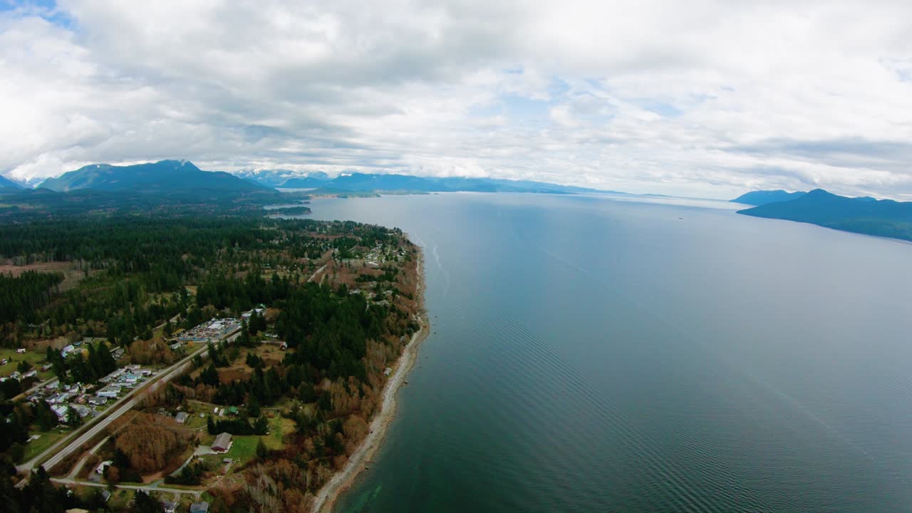 el río powell, columbia británica, la costa del sol, el paso aéreo de helicóptero por la costa.