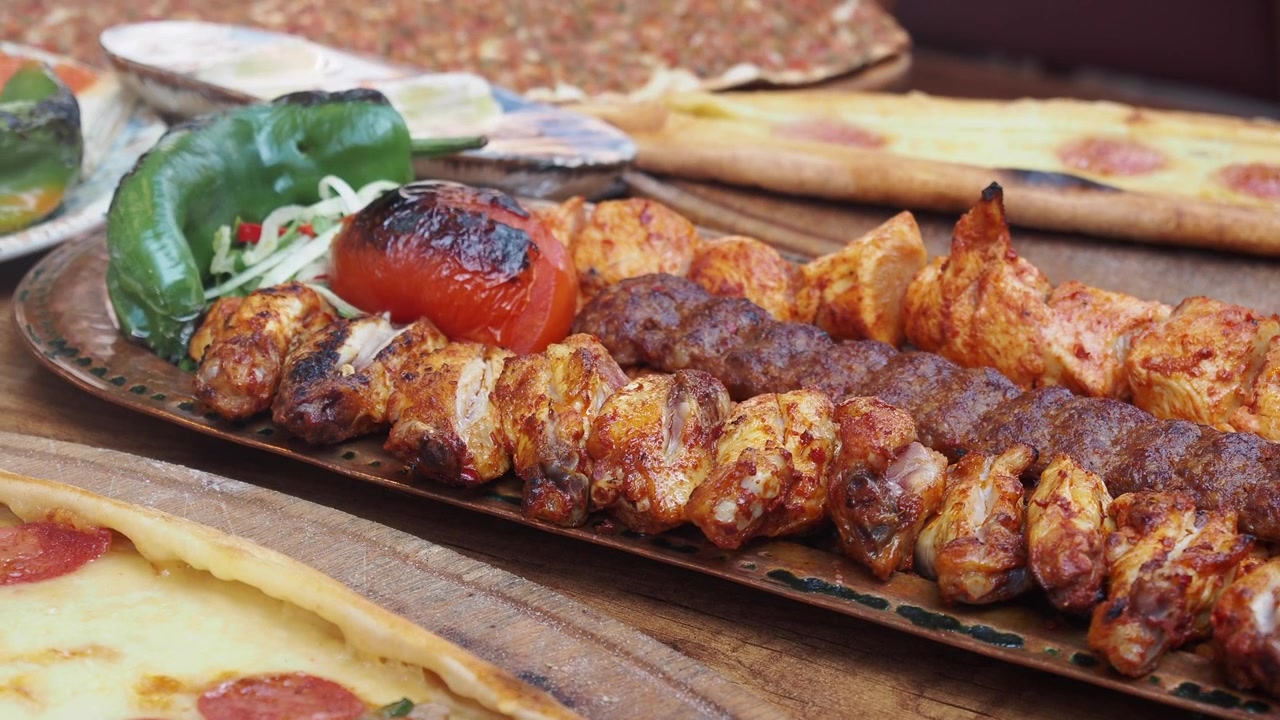 Assortimento di deliziosi kebab turchi con pollo grigliato e verdure