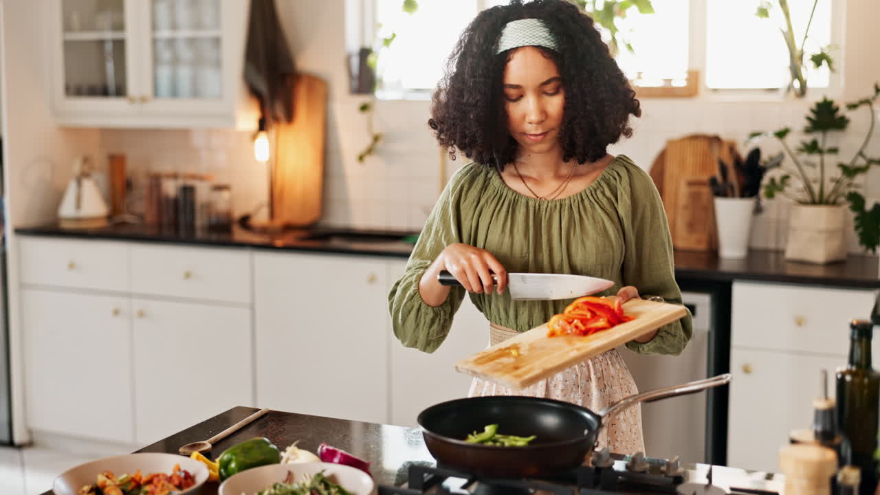 mujer cocinando en una cocina moderna