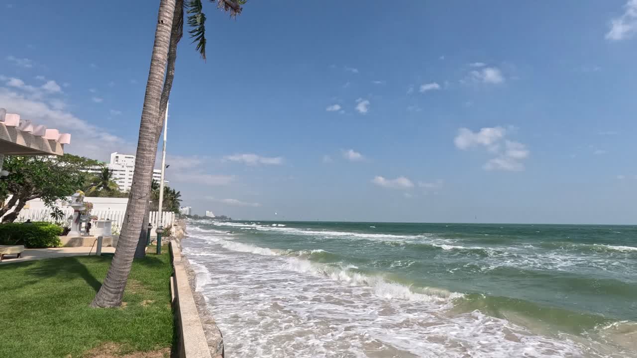 las olas del océano surgen contra una playa tropical.