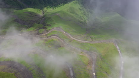 Toma-De-Drones-Cinematográficos-En-ángulo-Descendente-De-Una-De-Las-Carreteras-Más-Peligrosas-Del-Mundo,-El-Paso-Abano-En-Tusheti-Georgia