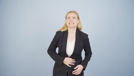 mujer de negocios con dolor de estómago.