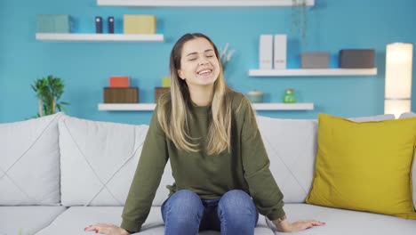 una joven feliz sonriendo a la cámara.