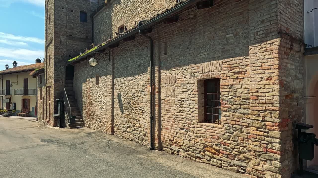 은 파란 하늘 아래의 돌 교회 탑