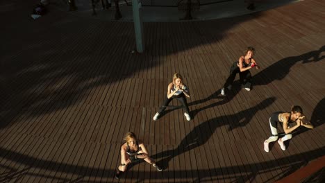 sesión de entrenamiento al aire libre para mujeres con bandas de resistencia