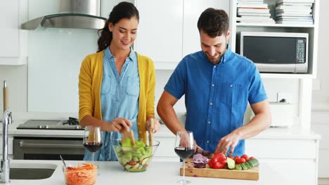Paar-Bereitet-Gemeinsam-Essen-In-Der-Küche-Zu