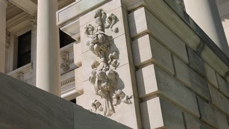 Mississippi-State-Capitol-building-in-Jackson,-Mississippi-with-close-up-of-facade