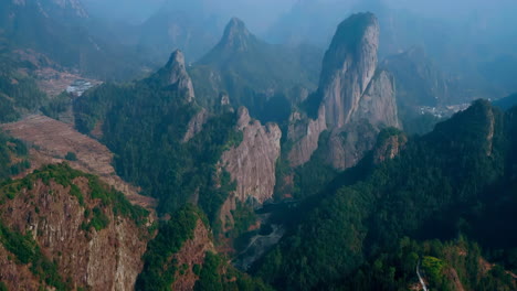 hermoso material ambiental de un paisaje con paisajes de montañas en el fondo y el río de la patria que atraviesa la escena