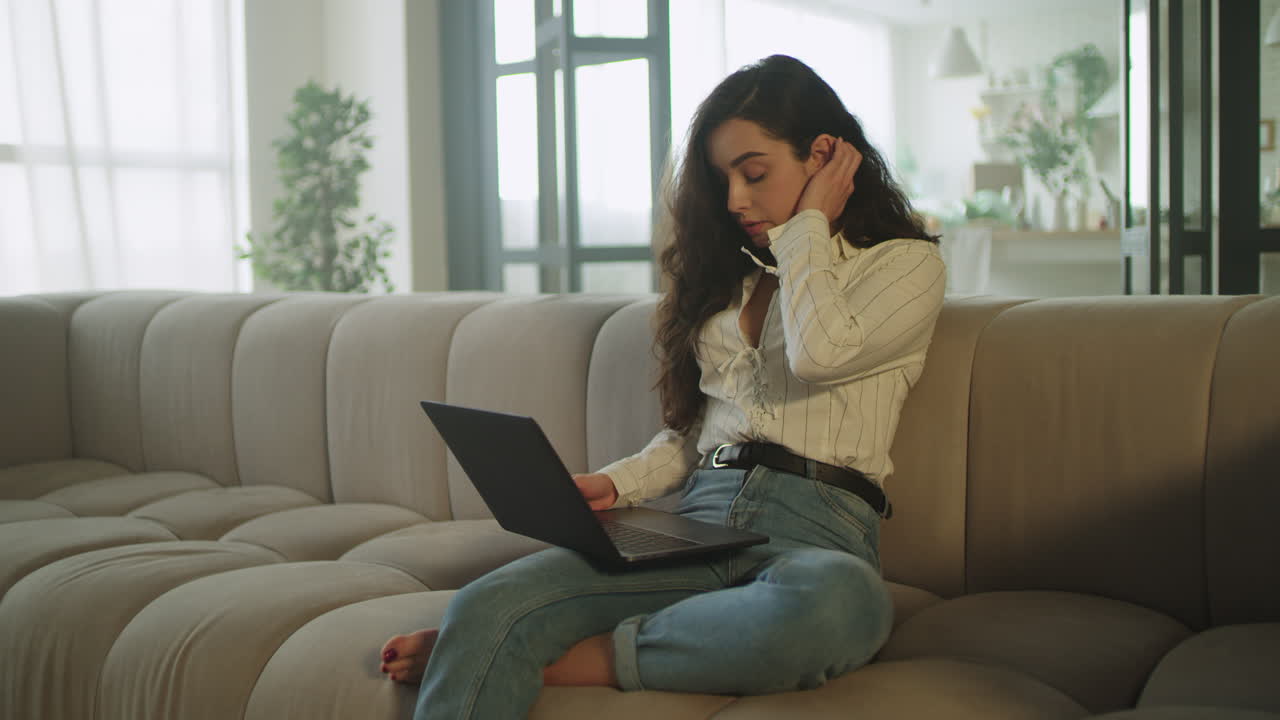 retrato de una chica independiente triste buscando una computadora portátil en cámara lenta. mujer cansada.