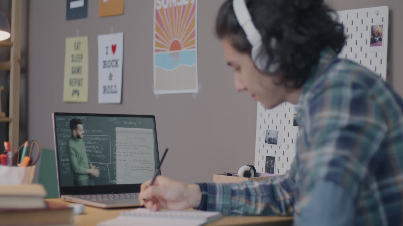 estudiante en clase en línea
