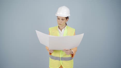 el ingeniero examina el proyecto en sus manos.