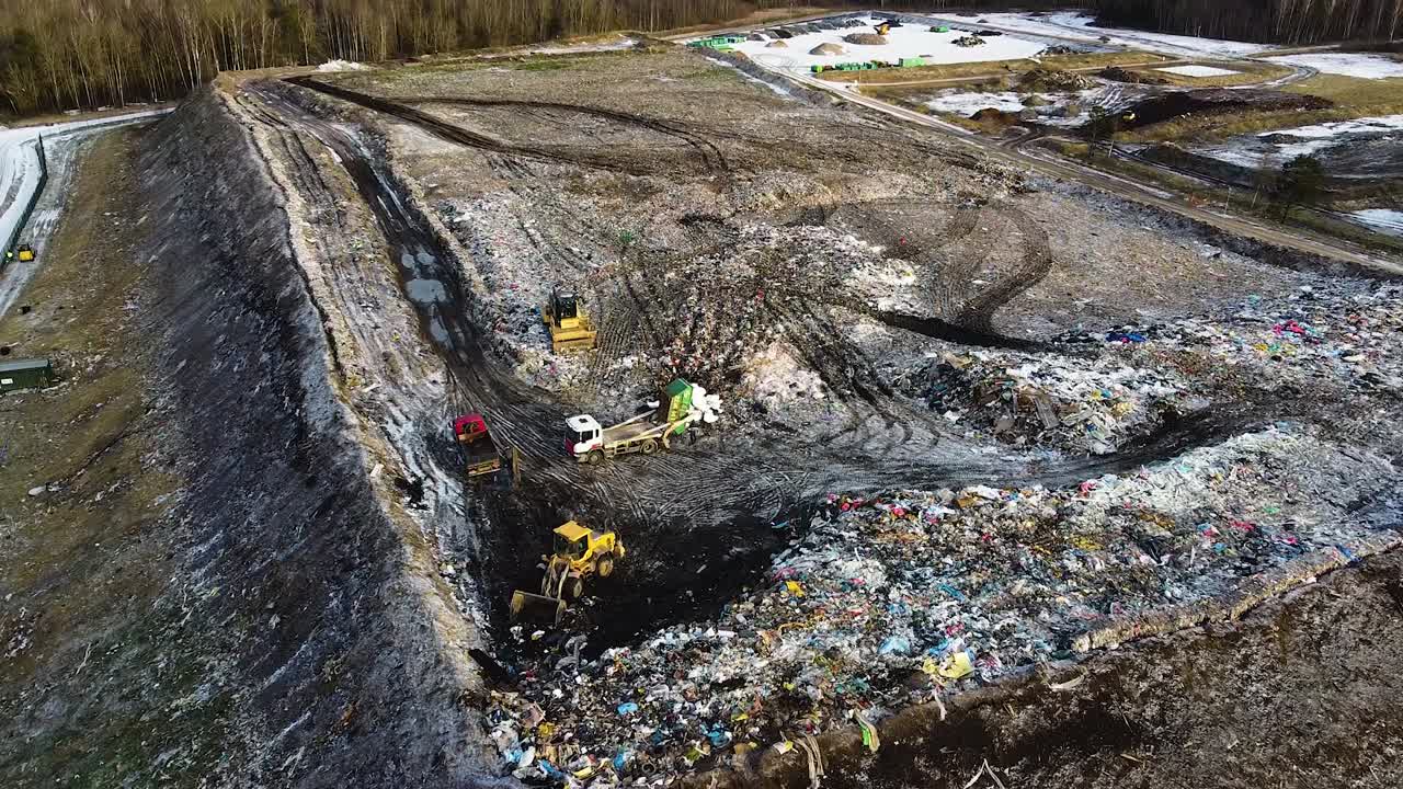 vertedero de sobrevuelo aéreo lleno de basura, problema ambiental de contaminación, basura, camiones arrojan productos de desecho que contaminan en un vertedero, disparo de drones de gran angular moviendo la cámara hacia adelante inclinada hacia abajo
