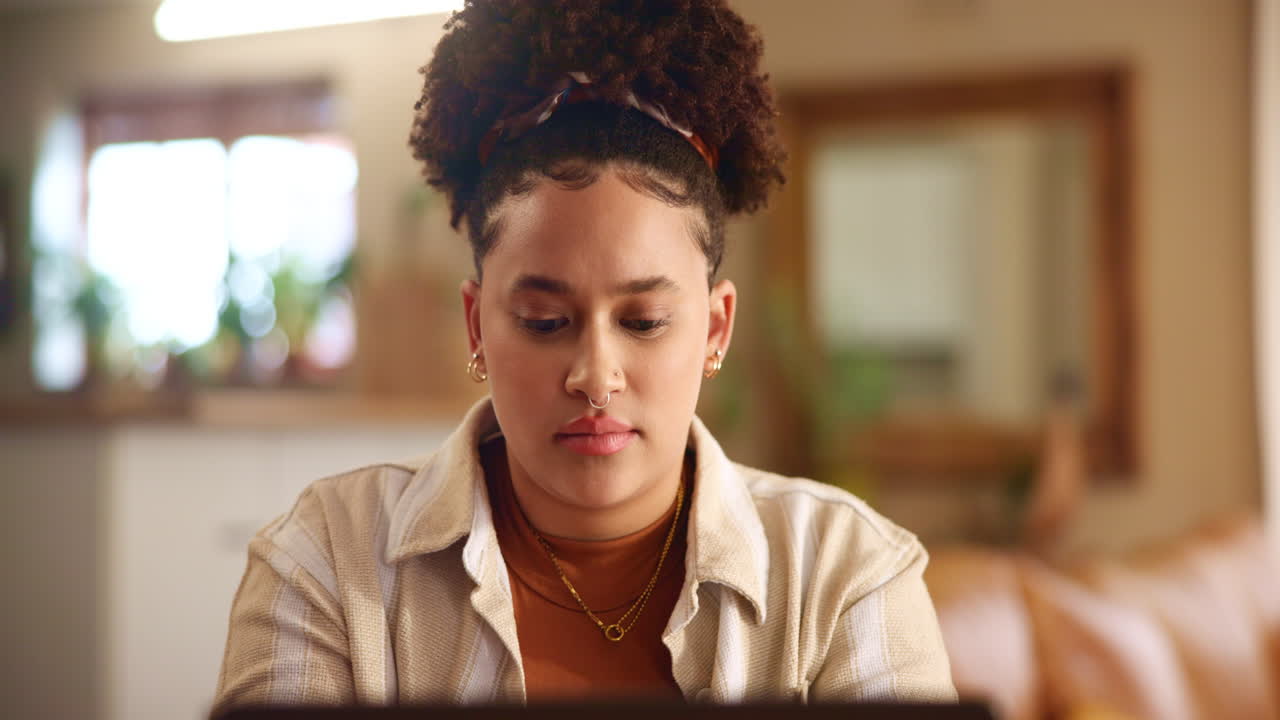 mujer trabajando en la computadora portátil en casa