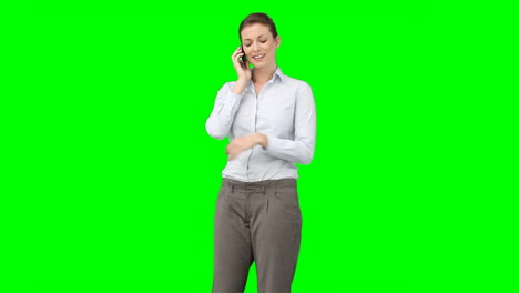 한 사업가 여성 이 휴대 전화 로 이야기 하고 있다