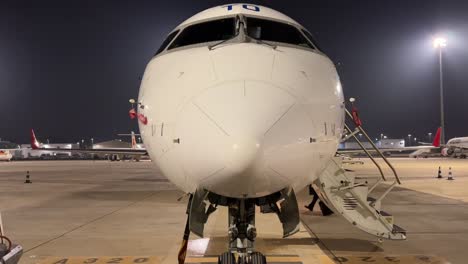 Flugzeug-Jet-Vorbereitung-Für-Die-Nacht-Nach-Flugabschluss