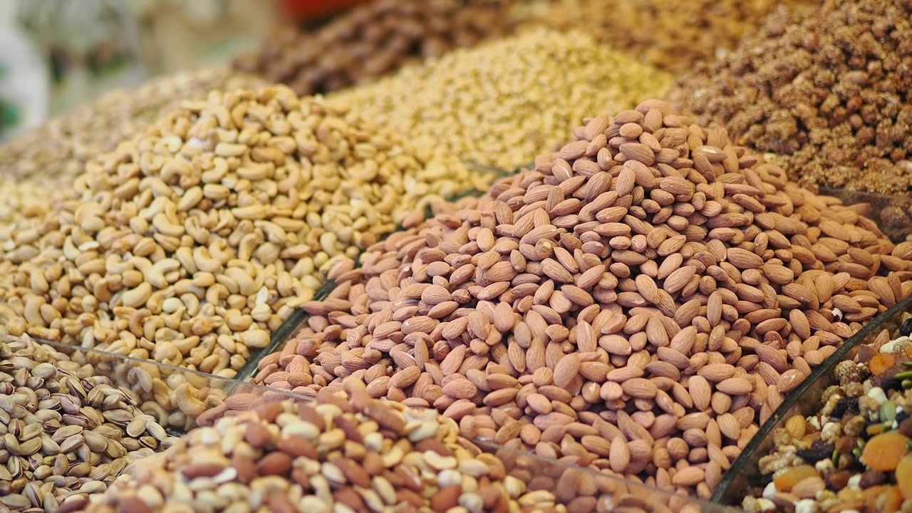 Variedade de Castanhas e Frutas Secas Expostas em uma Banca de Mercado