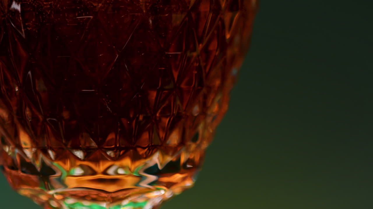 면이 있는 와인 컵의 클로즈업