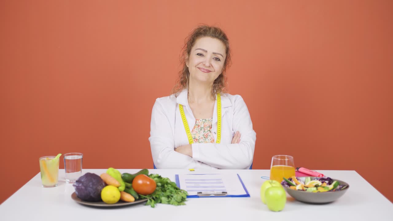 Diyetisyen mezura kullanıyor. Sağlıklı yaşam mesajı.
