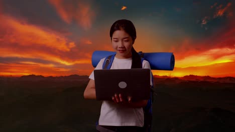 mujer trabajando en una computadora portátil durante una caminata al atardecer