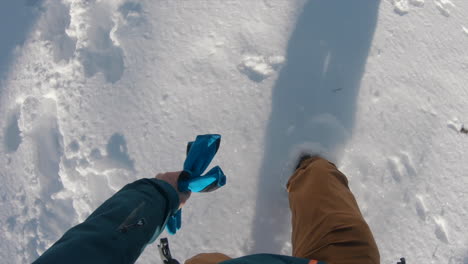 Ein-Mann,-Der-Einen-Sonnigen-Winterberg-Trekkt