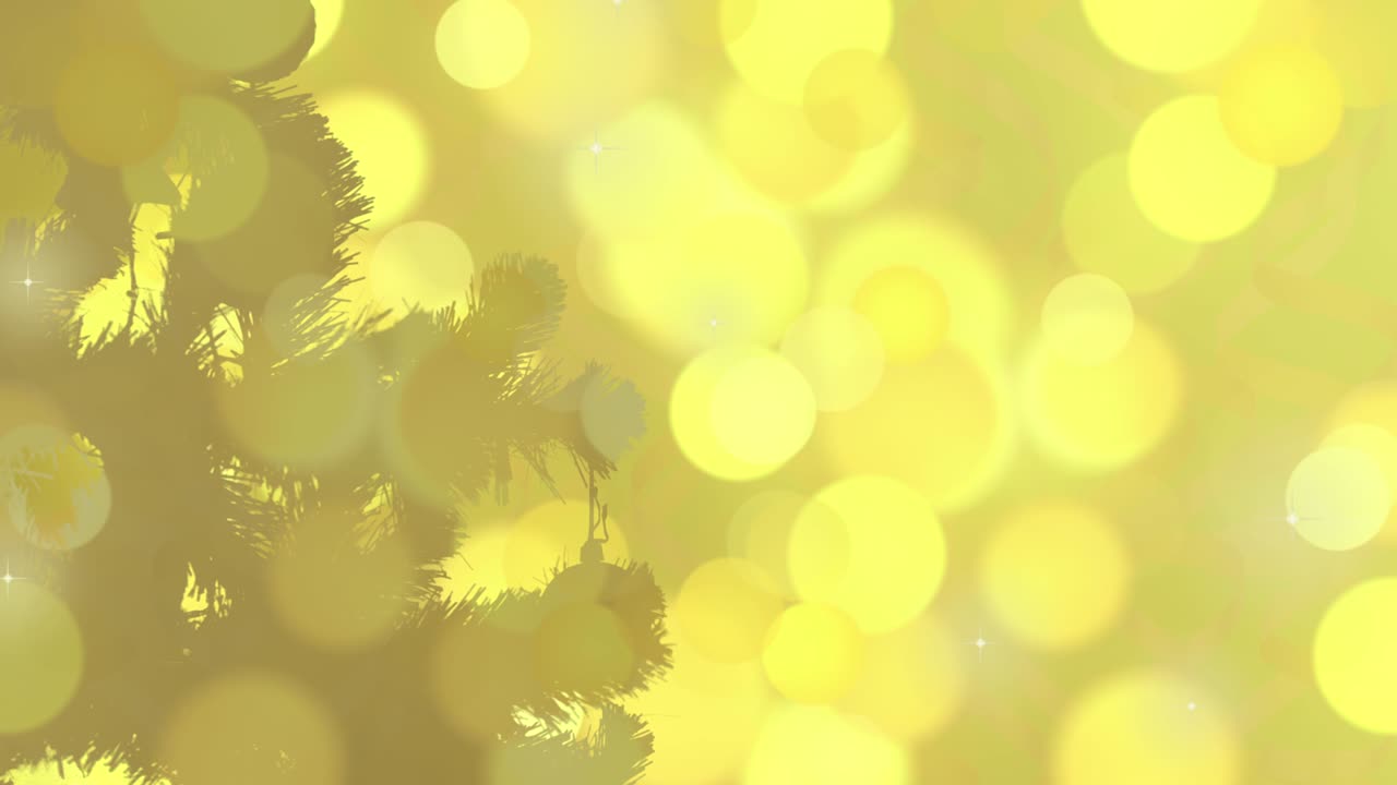 크리스마스 카드 인사 실루 배경: 크리스마스 트리를 장식하는 남자의 손, 황금빛 배경, 노란색 구체 공 원, 반이는 반이는 빛, 녹색 크리스마스 나무