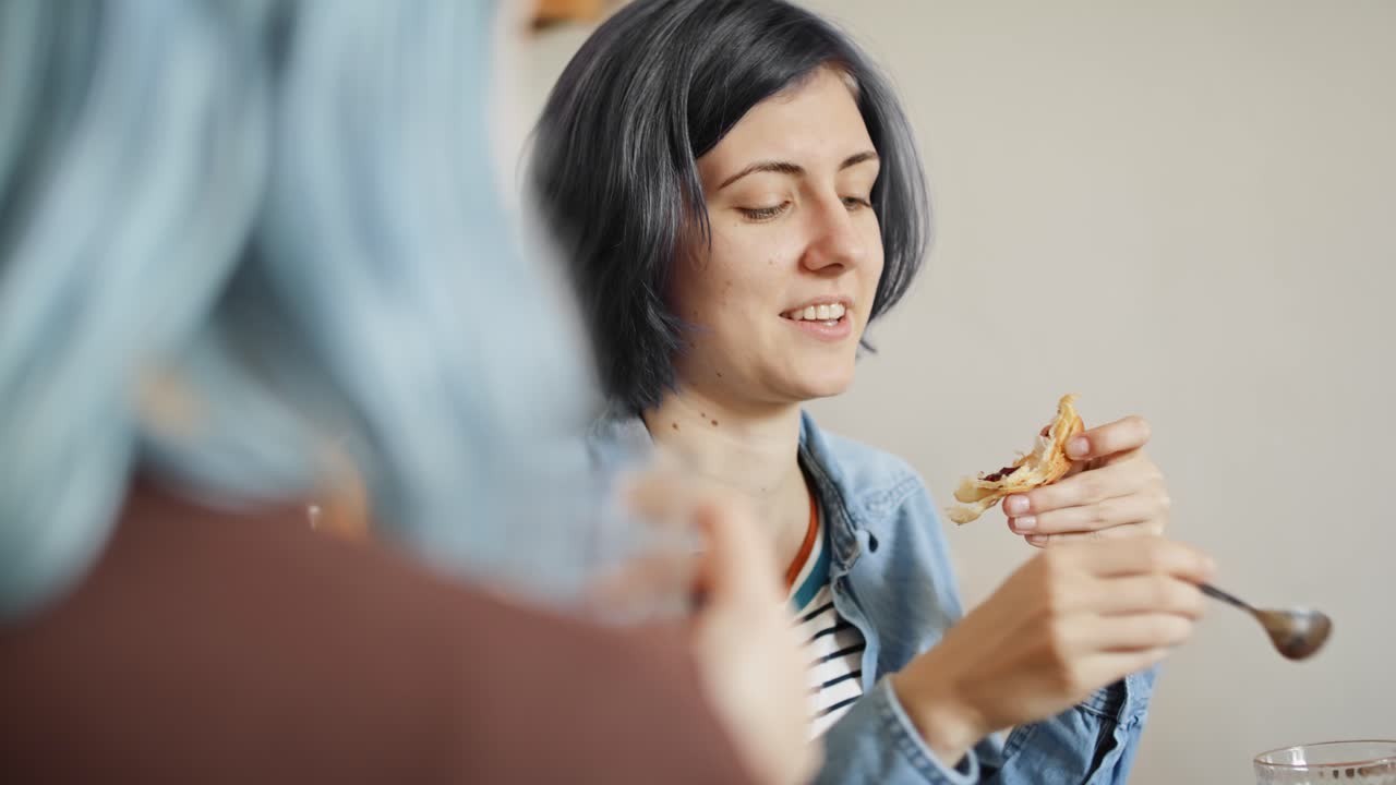 seguimiento de video de mujeres de buen humor charlando durante el desayuno.