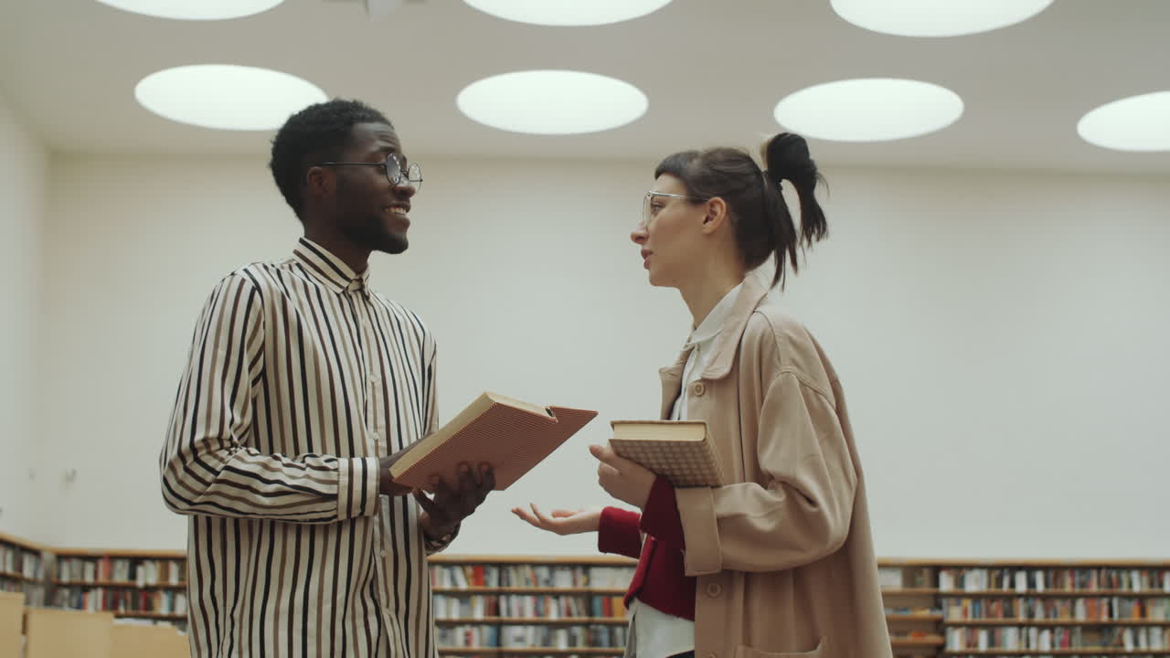 hombre y mujer diversos hablando en la biblioteca