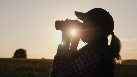 Silhouette-Einer-Frau,-Die-Sich-Durch-Ein-Fernglas-Freut,-Suchen-Sie-Nach-Dem-Horizont-Reisen-Und-Safari-Co