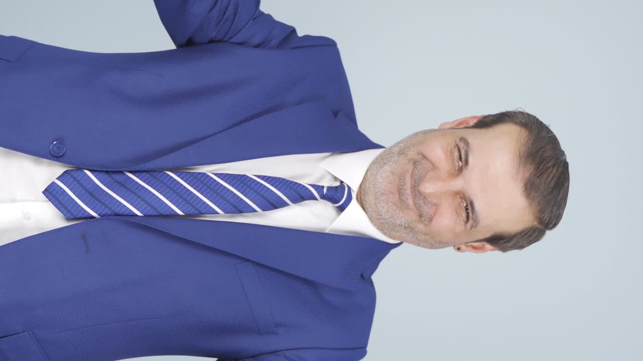 video vertical de un hombre de negocios seguro de sí mismo.