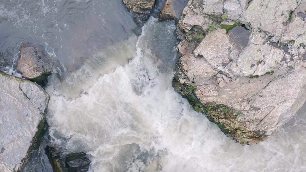포르투갈 포르토 근처의 산림에서 바위를 뚫고 흐르는 개울