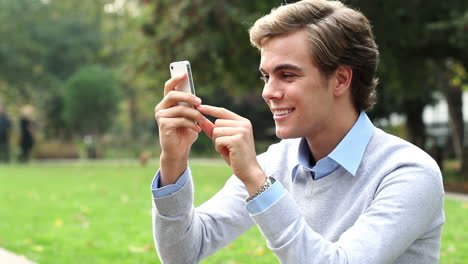 Hombre-Feliz-Video-Mensajería-Chat-Teléfono-Móvil