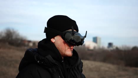 hombre ponerse conexión inalámbrica fpv dron gafas en los ojos y prepararse para el vuelo