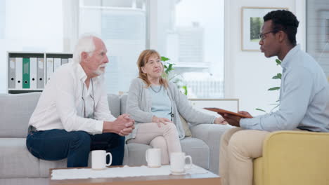 senior, pareja y conversación financiera para el seguro