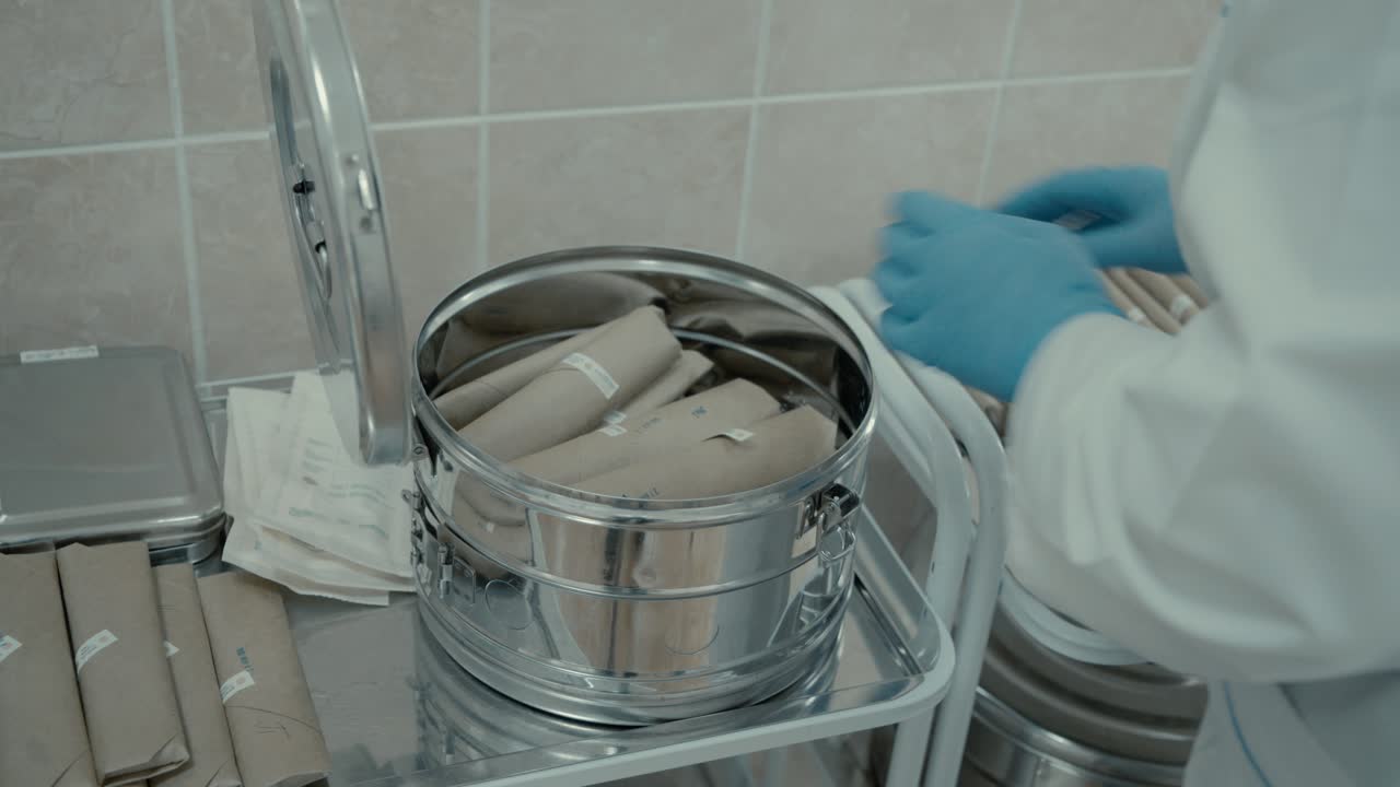 la enfermera coloca los aparatos dentales