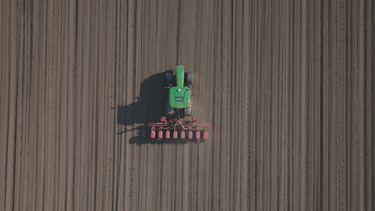 작물 을 심는 트랙터 의 공중 사진
