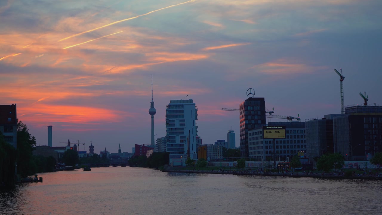 Berlins skyline med floden Spree