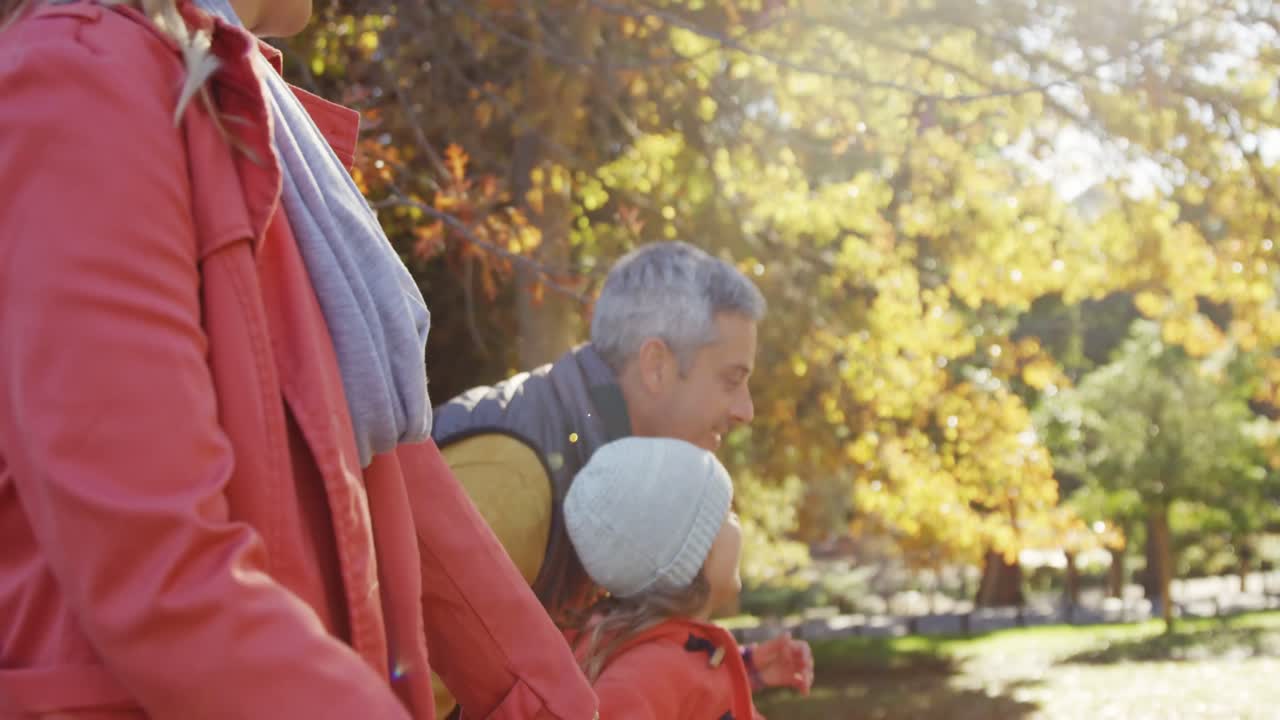 부모 와 딸 이 야외 에서 뛰고 있다
