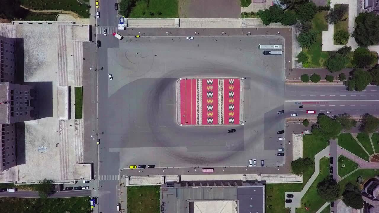 plaza icónica de la madre teresa en tirana, la capital de albania