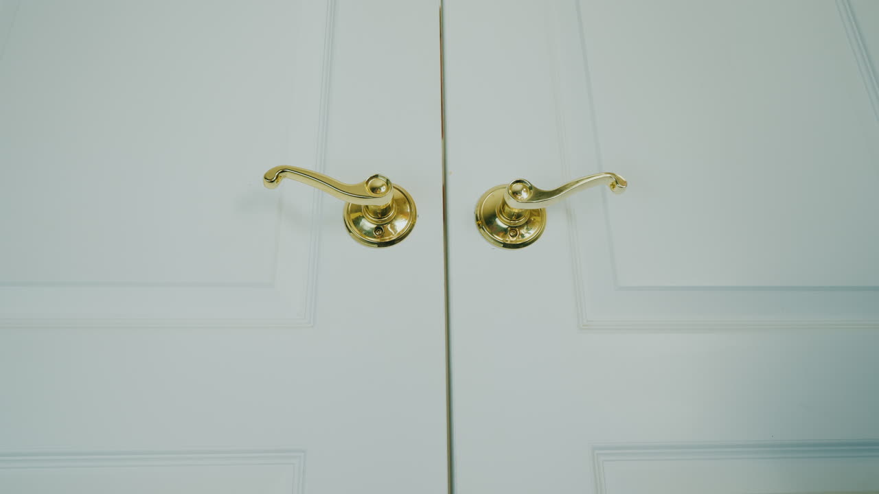 женщина в халате вешает табличку "не беспокоить" на ручку двери