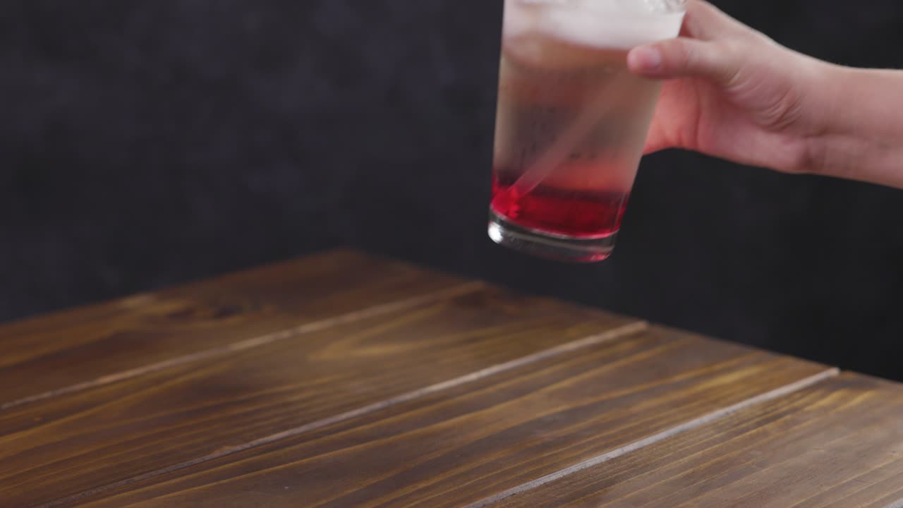 칠레의 전형적인 여름 술, 아이스크림, 파이페노 와인 및 그라나다나와 함께 칠레 컵의 테일.